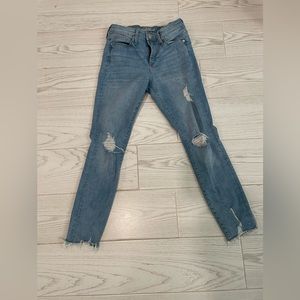 Universal Thread Skinny Jeans! Light wash/distressed. 6/28R.